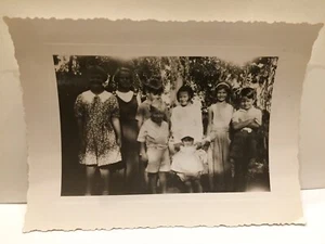 Group of Smiling Children and Trees 1936 Black and White Vintage Photo Snapshot - Foto 1 di 2