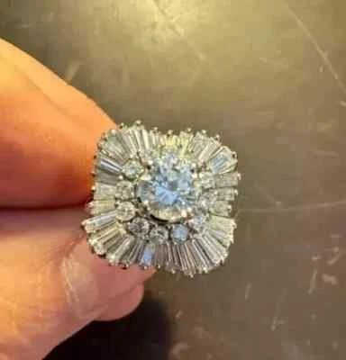 Anillo de compromiso con halo de diamantes simulados de corte redondo de 2,50 quilates enchapado en oro blanco de 14 k Foto 1 de 4