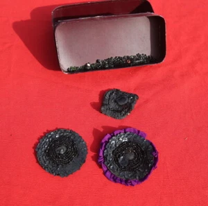3 Cocardes et des perles en pierre de jais anciens pour vetements - Imagen 1 de 5