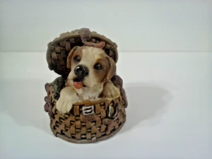 Estatuilla de cerámica de perro cachorro de San Bernardo saliendo de una cesta de picnic de mimbre - Imagen 1 de 6