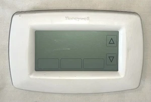 Termostato programable de 7 días con pantalla táctil Honeywell RTH7600D - Imagen 1 de 4