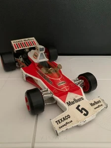 coche f1 rojo y blanco es genial y puede ser un artículo de coleccionista o un juguete - Imagen 1 de 4