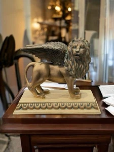 Impresionante escultura vintage de resina de león alado de Venecia - Imagen 1 de 15