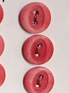 Vintage La Petite Kunststoffknöpfe hellrot Marmor oval Mitte 1/2" 2 Loch 6 auf Karte - Bild 1 von 4