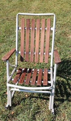 Mecedora plegable de aluminio vintage MCM Redwood 6 listones para césped apoyabrazos de madera Foto 1 de 4