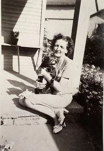 Vintage 30’s B&W Snapshot Photograph Photo Lady Holding Boston Terrier Dog - Bild 1 von 3