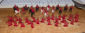 Figuras de plástico de guerrero mongol marca gigante 1/72 años 60 rojas @50 piezas - Imagen 1 de 4