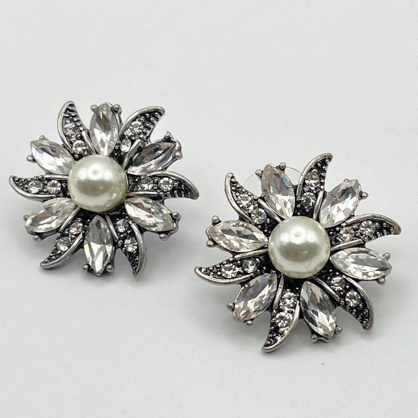 Pendientes perforados vintage de perlas florales con estrás tono plata MCM noche fiesta Foto 1 de 4