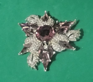 Vintage Halbe Brosche silberfarben, lila & klares Glas. 2 1/2" x 2 1/2" - Bild 1 von 6