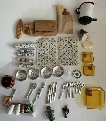 Gran lote de accesorios de cocina para casa de muñecas de 40+ piezas utensilios de cocina utensilios de ropa de cama de alimentos Foto 1 de 4