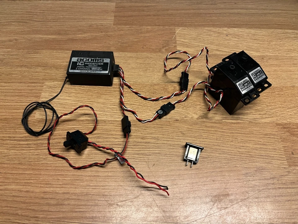 Acoms ARC 227 vintage receiver and servos - Image 1 of 4