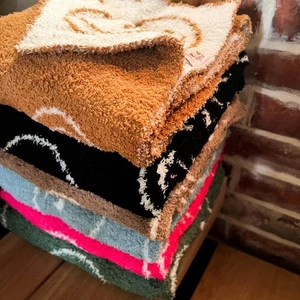 Kid Smiley Blanket - Picture 1 of 8