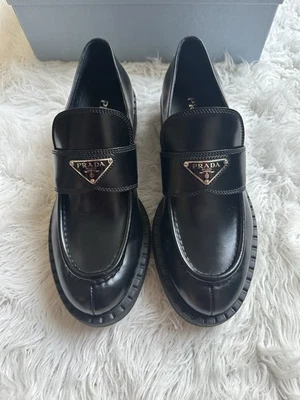 Mocasín con logotipo de triángulo PRADA en negro 40,5 Foto 1 de 4