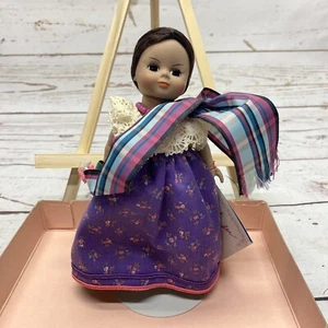 Muñeca Madame Alexander muñeca internacional de 8 pulgadas Laos #525 en caja - Imagen 1 de 6