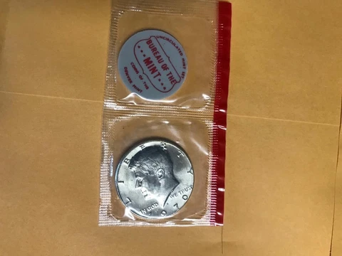 1970 D KENNEDY 40 % SILVER HALF UNCIRCULATED STILL IN MINT CELLO L@@K Cover