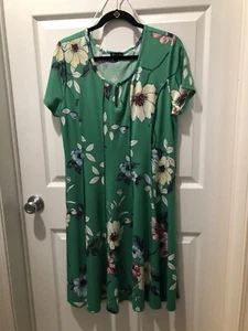 Damen blumiges grünes Tageskleid (groß) - Bild 1 von 3
