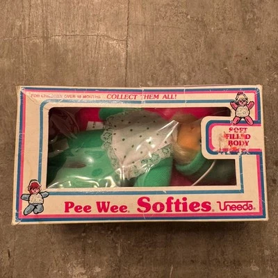 Caja Muñecas Bebé Vintage Uneeda Pee Wee Softies Años 80 Verde Rubio Foto 1 de 4