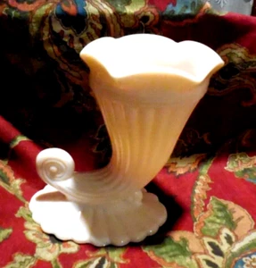 Vtg  1950s  Jeannette Pink Milk Glass Cornucopia/Horn Vase 4.75" Tall - Picture 1 of 5