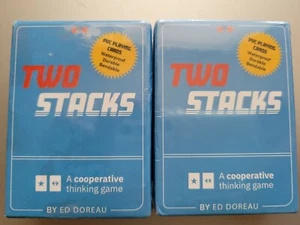 Dos pilas: un juego de cartas de pensamiento cooperativo (NUEVO) 2 cuartos envío gratuito - Imagen 1 de 2