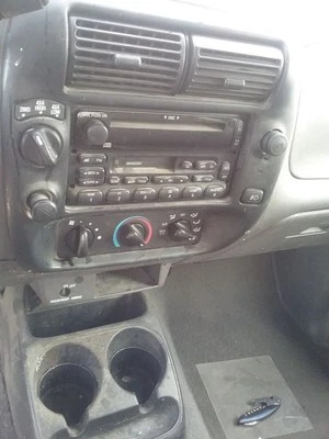 Audio Equipment Radio Am-fm-cd Single Disc Fits 99-05 FORD E150 VAN 1480769 Foto 1 de 4