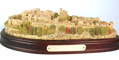 FRASER CREATIONS WINDSOR CASTLE REPLICA BIG 11" SOUVENIR BUILDING SCULPTURE 1991 - Image 1 of 4
