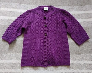 Suéter cárdigan tejido con cable grande púrpura lana merino Kilronan Knitwear Ireland - Imagen 1 de 7