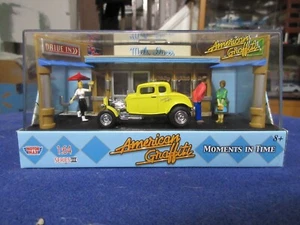 1:64 Motormax 1932 Ford Coupe & Diner Accessories Diorama American Grafitti - Picture 1 of 10
