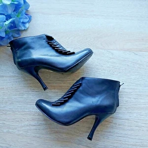 Pour La Victoire Black Leather Stilettos 3" High Heel Ankle Boots Ruffle Zip US5 - Picture 1 of 12