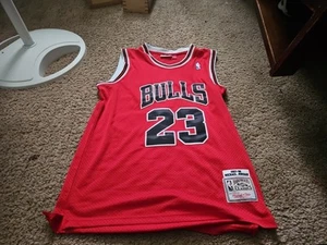 mens M (40) 1997-98 chicago bulls Mitchell & ness  jersey worn once - Picture 1 of 4
