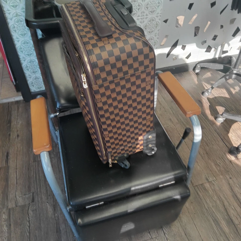 Suite Case , - Image 1 of 4