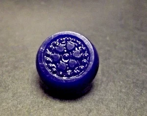 Antiguo botón con cordón - corazones moldeados, vidrio azul - remolino (4529) - Imagen 1 de 4