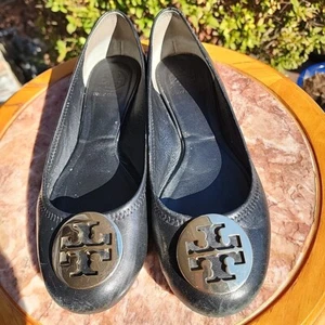 Zapatos planos de ballet de viaje Tory Burch Minnie cuero napa negro con logotipo dorado 8M - Imagen 1 de 7