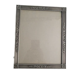 Cornice portafoto in metallo 9,5 x 7,5 fiori ornati foglie - Foto 1 di 3