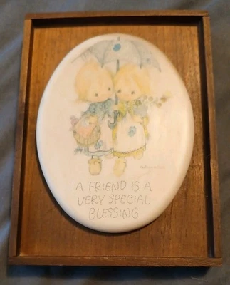 Moldura de nogueira Little Gallery anos 70 marca registrada um amigo é uma bênção muito especial - Imagem 1 de 4