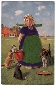 Lechera holandesa emboscada por gatos gatitos novedad fieltro postal °1921 alemana - Imagen 1 de 2