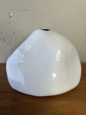 Jarrón de cerámica gris asimétrico/orgánico Crate & Barrel Foto 1 de 4