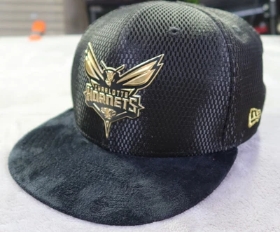New Era 59Fifty Charlotte Hornets NBA SnapBack Hombre Sombrero Emblema Dorado Gamuza Ala Foto 1 de 4