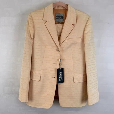 Versace Jeans Couture Conjunto de Duas Peças Saia Terno Blazer e Saia Pêssego Tamanho 42 NOVO - Imagem 1 de 4