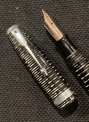 ПРЕКРАСНАЯ ВИНТАЖНАЯ 1945 PARKER ОСНОВНАЯ МОДЕЛЬ, СЕРЕБРЯНЫЙ ЖЕМЧУГ, ВАКУУМНАЯ ПЕРЬЕВАЯ РУЧКА - Изображение 1 из 4