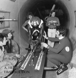 Moto Guzzi fábrica túnel de viento 1971 esquiador olímpico italiano sesión de pruebas foto - Imagen 1 de 1