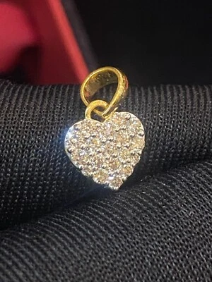 Impresionante colgante de corazón pequeño de diamantes de corte brillante redondo de 0,48 quilates en oro de 14 quilates Foto 1 de 4