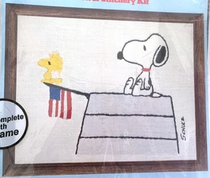 Vintage Malina PEANUTS Crewel Stitchery Kit SNOOPY & FLAGGE mit 8" x 10" Rahmen - Bild 1 von 3