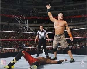 Foto firmada por John Cena WWE 16" X 20" Five Knuckle Shuffle - Imagen 1 de 1