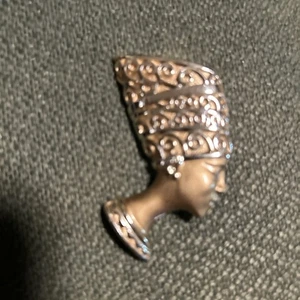 VINTAGE Gold Tone EGYPTIAN REVIVAL NEFERTITI BROOCH PIN - Picture 1 of 3