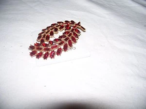 Ajuste de diamantes de imitación de rubí rojo Coldwater Creek en forma de hoja tono dorado - Imagen 1 de 2