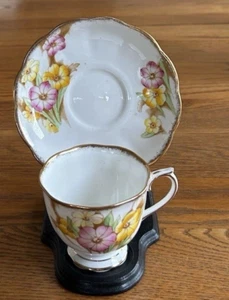 ROYAL ALBERT PETUNIA TEACUP CUP & SAUCER FOOTED HEAVY GOLD RIMS VINTAGE 1940s - Picture 1 of 15