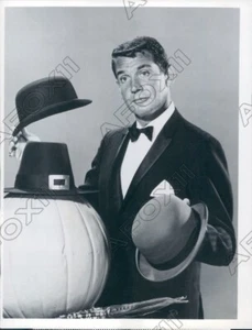 1961 Actor Gene Barry on Program Old Fashioned Thanksgiving Press Photo - Picture 1 of 2