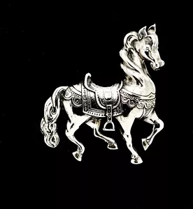 BROCHE GRANDE CINI PLATA ESTERLINA SALTANDO CABALLO ÁRABE DEBAJO DE SILLA DE MONTAR - Imagen 1 de 8