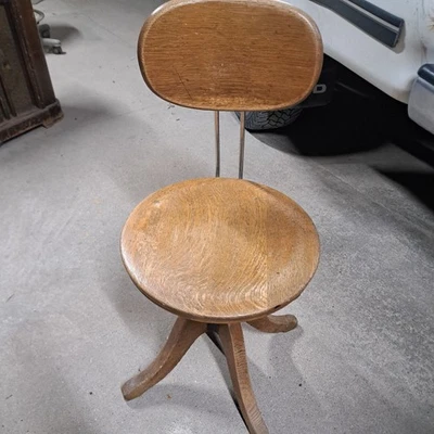 Antigua silla de escritorio giratoria de roble Adjus banqueros oficina abogado operador telefónico mecedora Foto 1 de 4