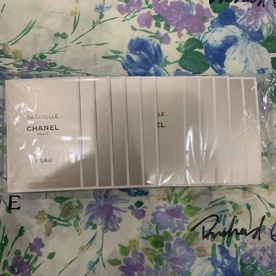 x12 Chanel Gabrielle L’eau Eau De Toilette Spray (1,5 ml) Cada uno Foto 1 de 2
